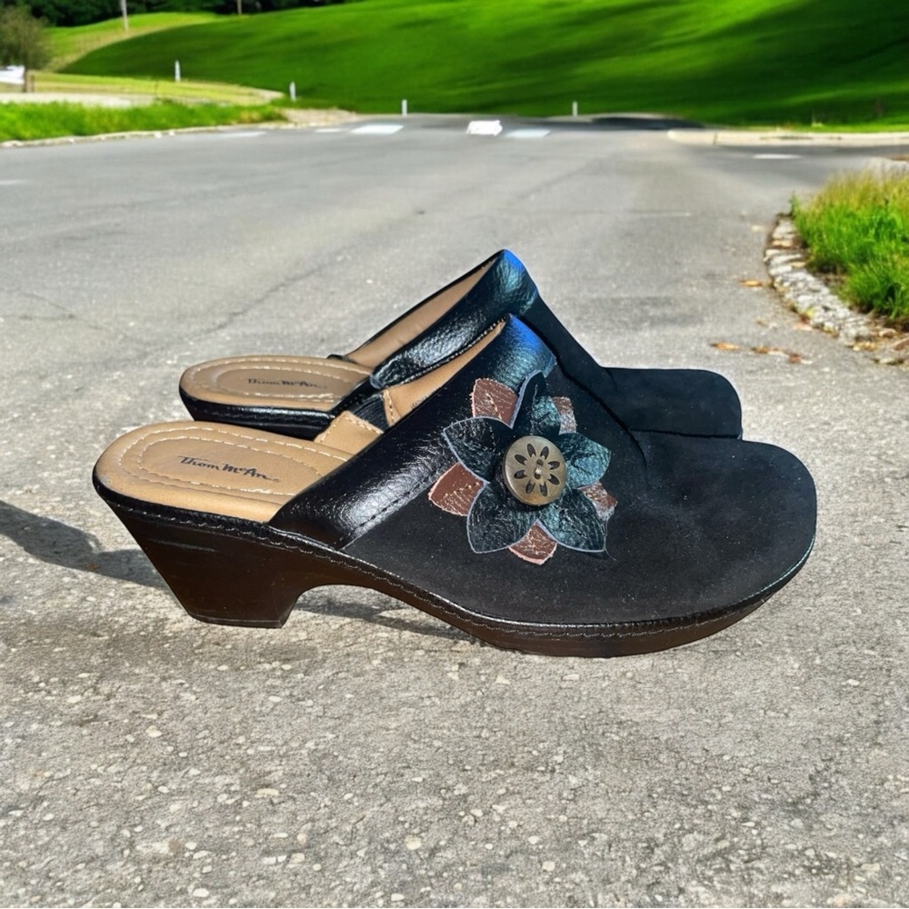 Thom McAn Slip On Clogs Black W/ Flower Accent  #40803 Leather Upper Women’s 8 W